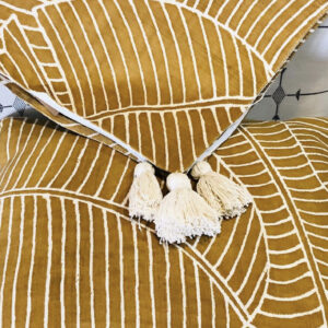 Housse de coussin Feuilles de Bananier-Moutarde – Image 3