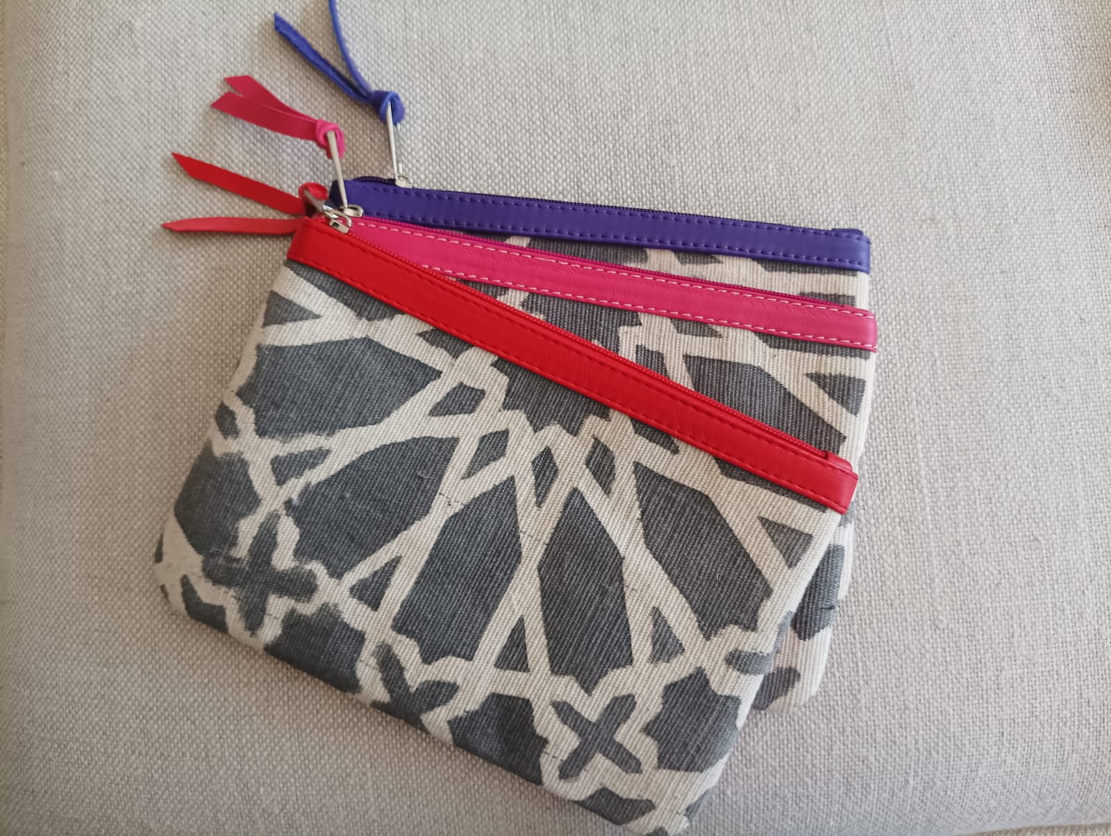 Pochette Zellige – bogolan dos cuir – rouge.png