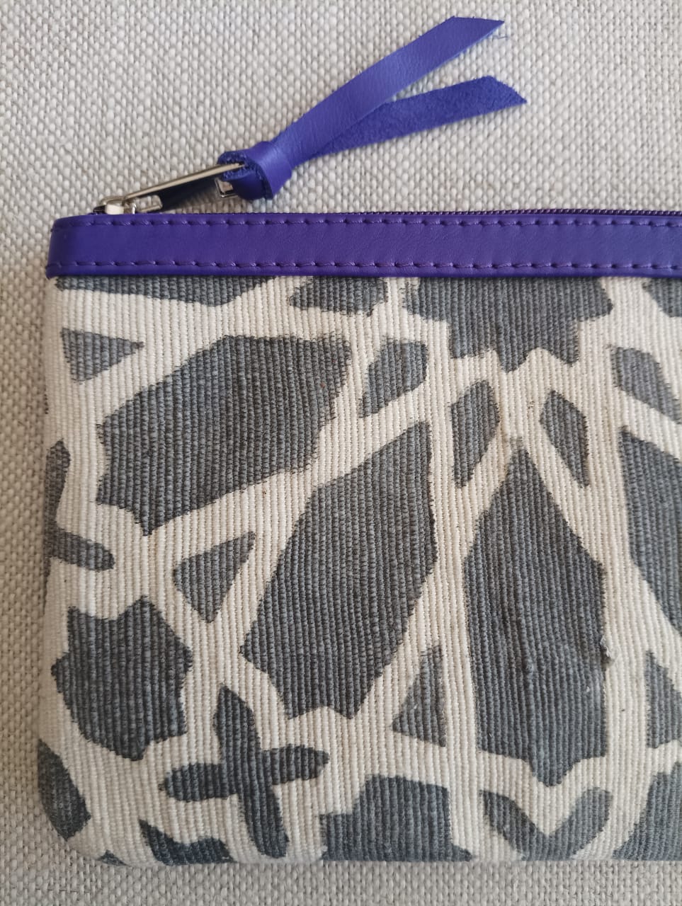 Pochette Zellige – dos cuir – violet.png