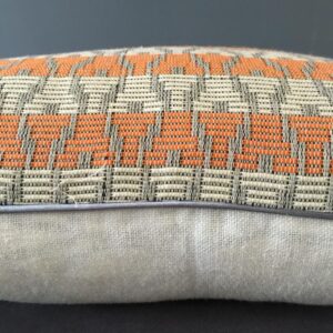 Housse de coussin Fleur d'Oranger en pagne tissé et dos lin – Image 3