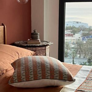 Housse de coussin Fleur d'Oranger en pagne tissé et dos lin – Image 8