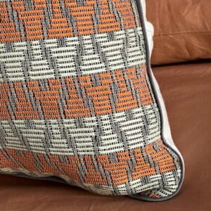 Housse de coussin Fleur d'Oranger en pagne tissé et dos lin – Image 4