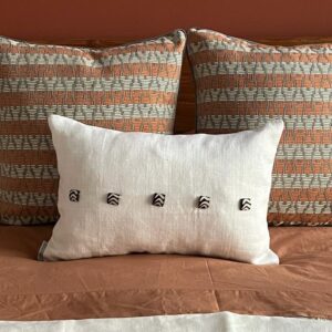 Housse de coussin Fleur d'Oranger en pagne tissé et dos lin – Image 7