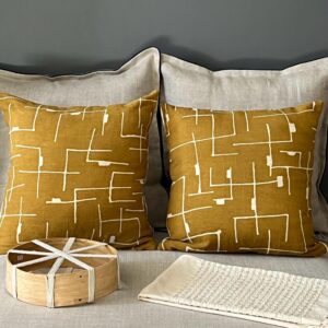 Coussin en Bogolan moutarde Maze – Image 5
