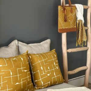 Coussin en Bogolan moutarde Maze – Image 6